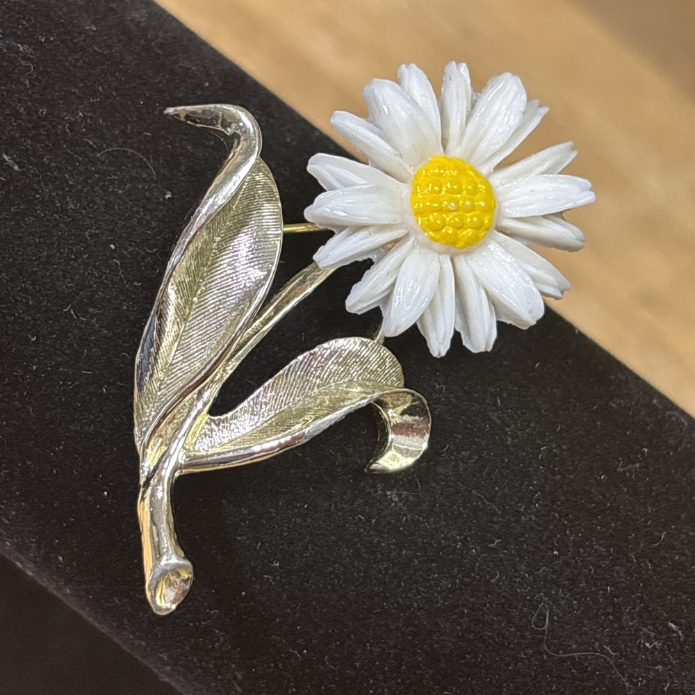Vintage 1969 Sarah Coventry Light and Bright Daisy Flower Brooch Gold Tone